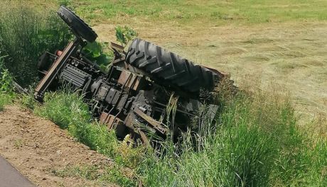 Wypity alkohol nie pozwolił mężczyźnie dotrzeć do domu traktorem. Pojazd został w rowie