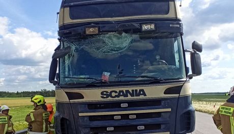 Znak był duży i oświetlony. Kierowca twierdził, że go nie widział. Doszło do zderzenia