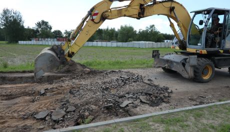 Pracownicy uwijają się jak mrówki. W Woli Młockiej trwają prace przy jezdni, przy chodniku, a nawet roboty telekomunikacyjne