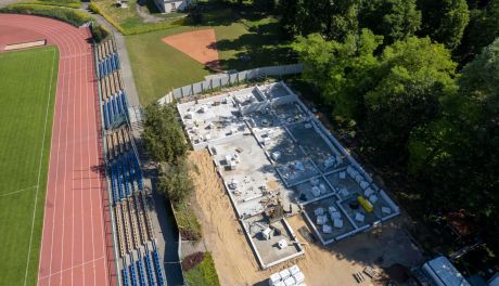 Prawie tysiąc metrów powierzchni. Przy ciechanowskim stadionie powstaje nowoczesny obiekt