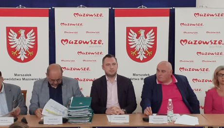 Podpisano umowy na wsparcie lokalnych przedsięwzięć. Pieniądze popłyną z budżetu województwa