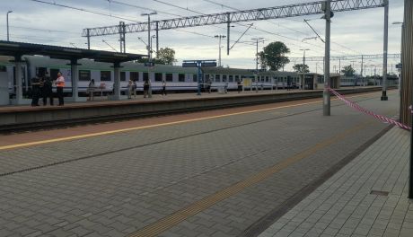 Tragedia na dworcu. Policja: Pod pociąg rzuciła się ciechanowianka