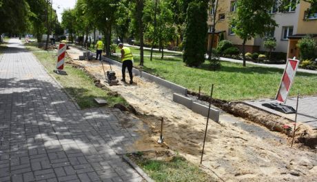 Przy ul. Powstańców Wielkopolskich powstaje chodnik. Przybędzie też ścieżki rowerowej