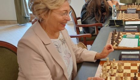 Poseł Cicholska o dużych pieniądzach, łatwych szachach i śpiewających kołach