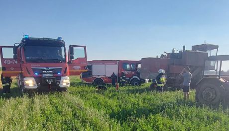 Pod Gruduskiem strażacy gasili pożar kombajnu