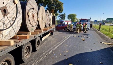 4 pojazdy zderzyły się w Ujazdówku. Jedna osoba w szpitalu. Droga krajowa nr 60 zablokowana