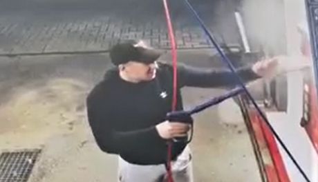 Wodą pod ciśnieniem potraktował panel sterownia na myjni w Pułtusku. Policja szuka dewastatora [zdjęcia]