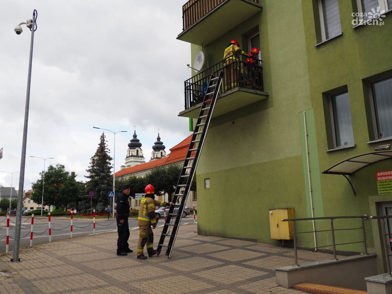 Małe dziecko zatrzasnęło się w mieszkaniu
