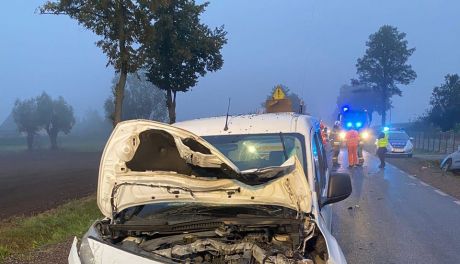 Zderzenie dwóch osobówek na DK 50 w Woli Wodzyńskiej. Dwie osoby trafiły do szpitala