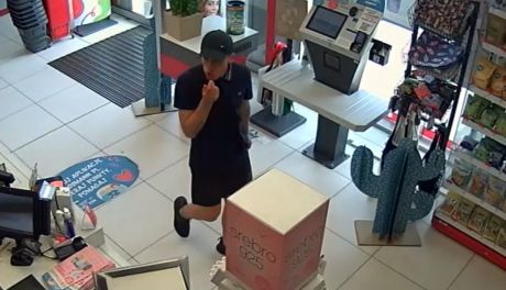 Złodzieja zarejestrowały kamery mławskiej drogerii
