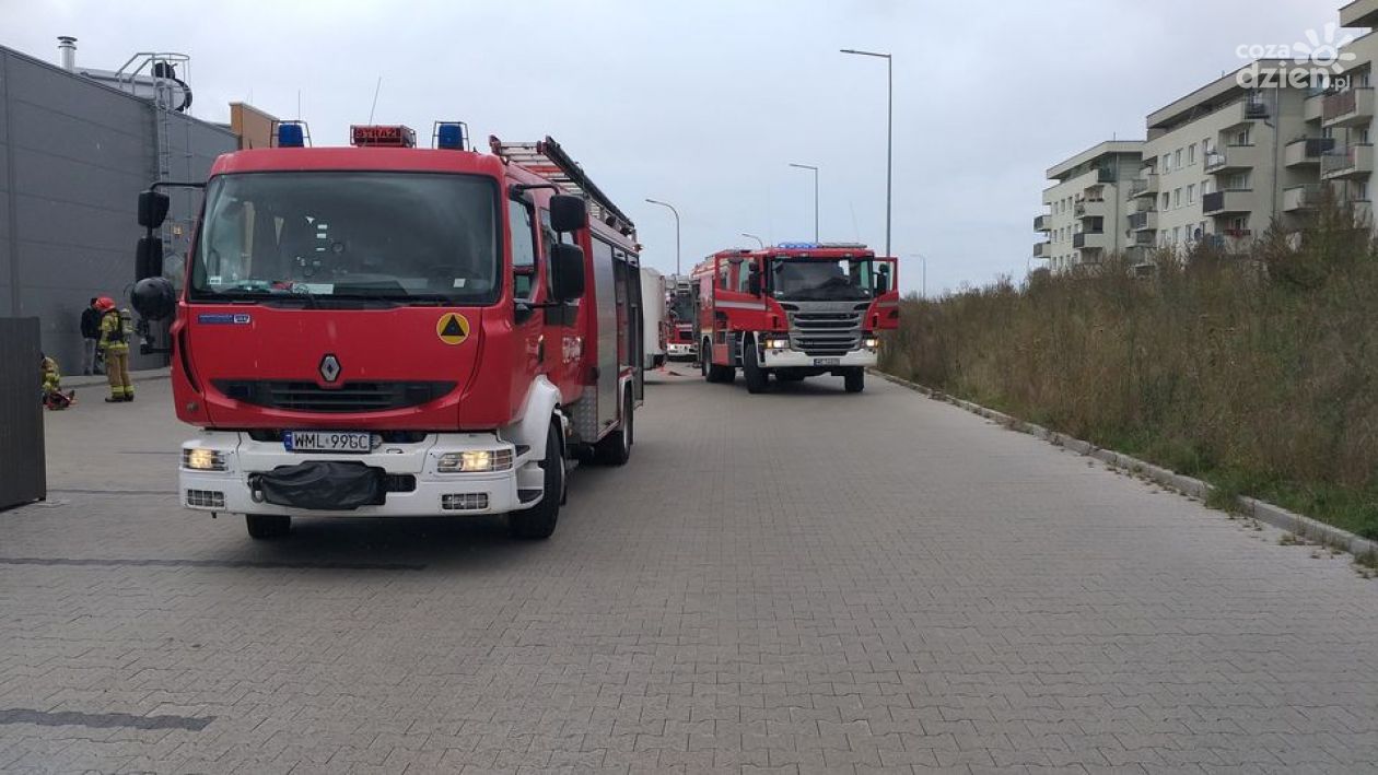 Pożar budynku handlowego i rozszczelnienie instalacji gazu ziemnego