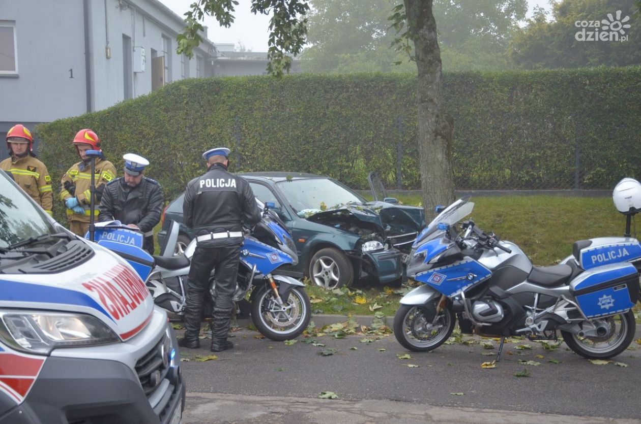 Stracił panowanie i uderzył w drzewo