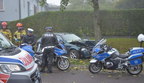 Ratownicy udzielają pomocy kierowcy Hondy
