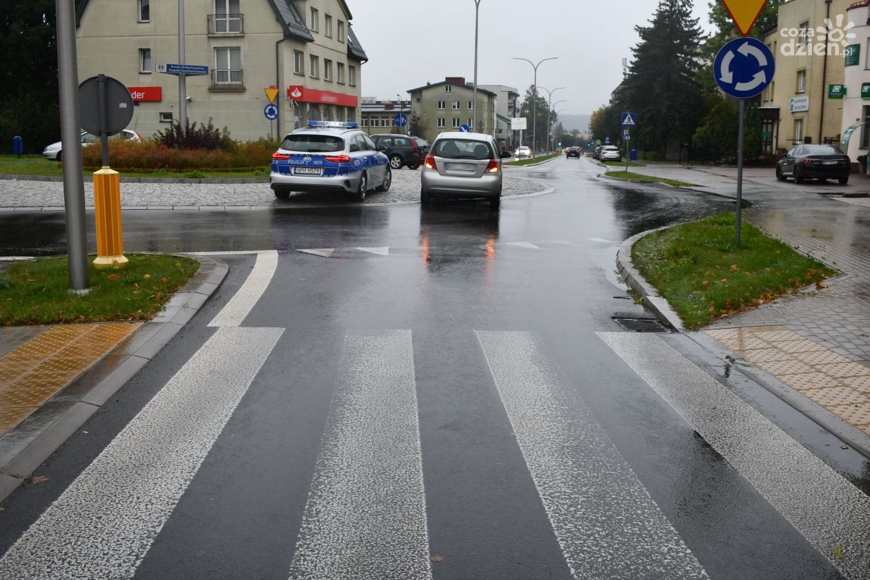 Pieszy z obrażeniami trafił do szpitala 