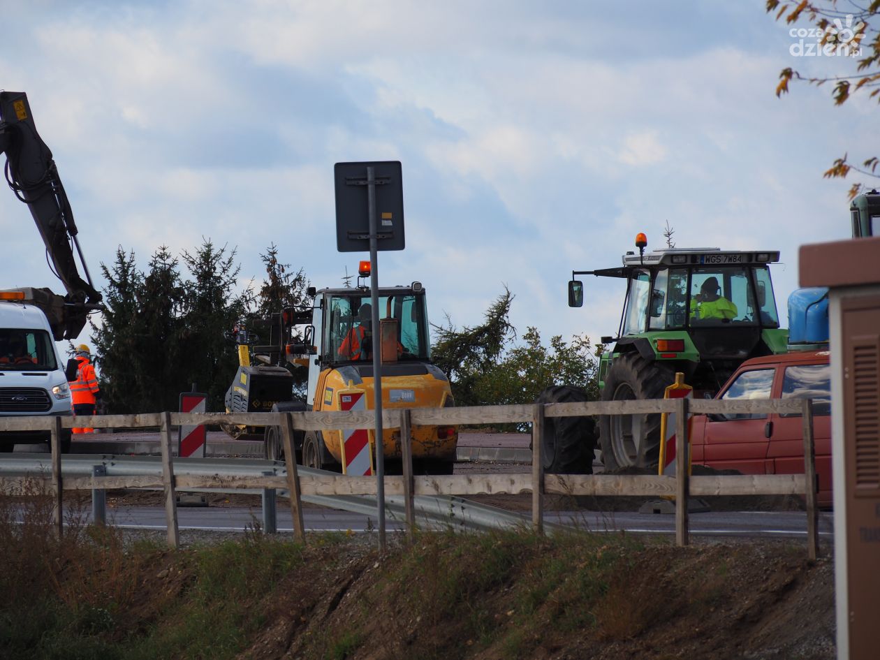 Walcem najechał na stopę pracownika 
