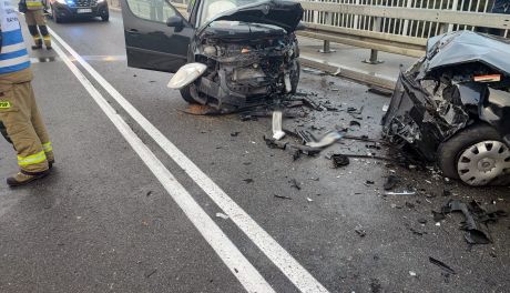 Zderzyły się dwa samochody osobowe. Do zdarzenia doszło w niedzielę rano, na wiadukcie w Konopkach