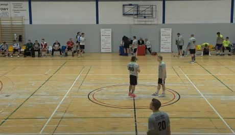 Wygląda paskudnie, będzie jak nowa. Nawierzchnia w ciechanowskiej hali sportowej do remontu