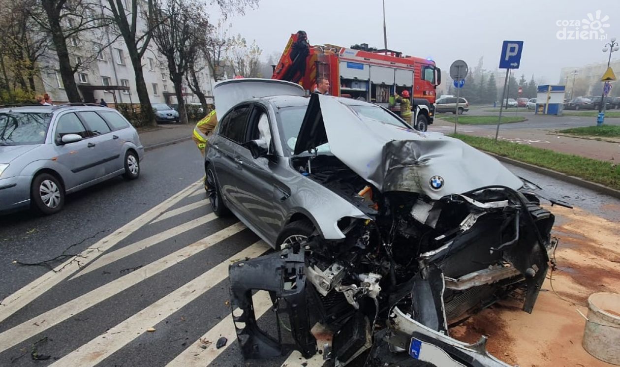 Wypadł z drogi i uderzył w drzewo