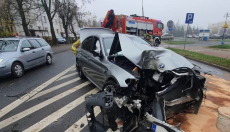Wypadł z drogi i uderzył w drzewo. Groźny wypadek na 17 Stycznia