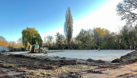 Ciechanów.  Ruszyła budowa boiska przy Zespole Szkół nr 2