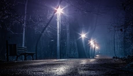 Dwóch na jednego w ciechanowskim parku. Prokurator zdecydował ws. 21-latka i jego kolegi 