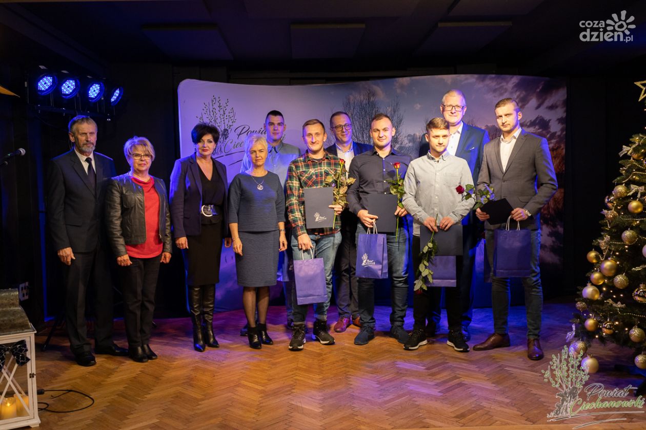 Wyróżnionych zostało 12 osób