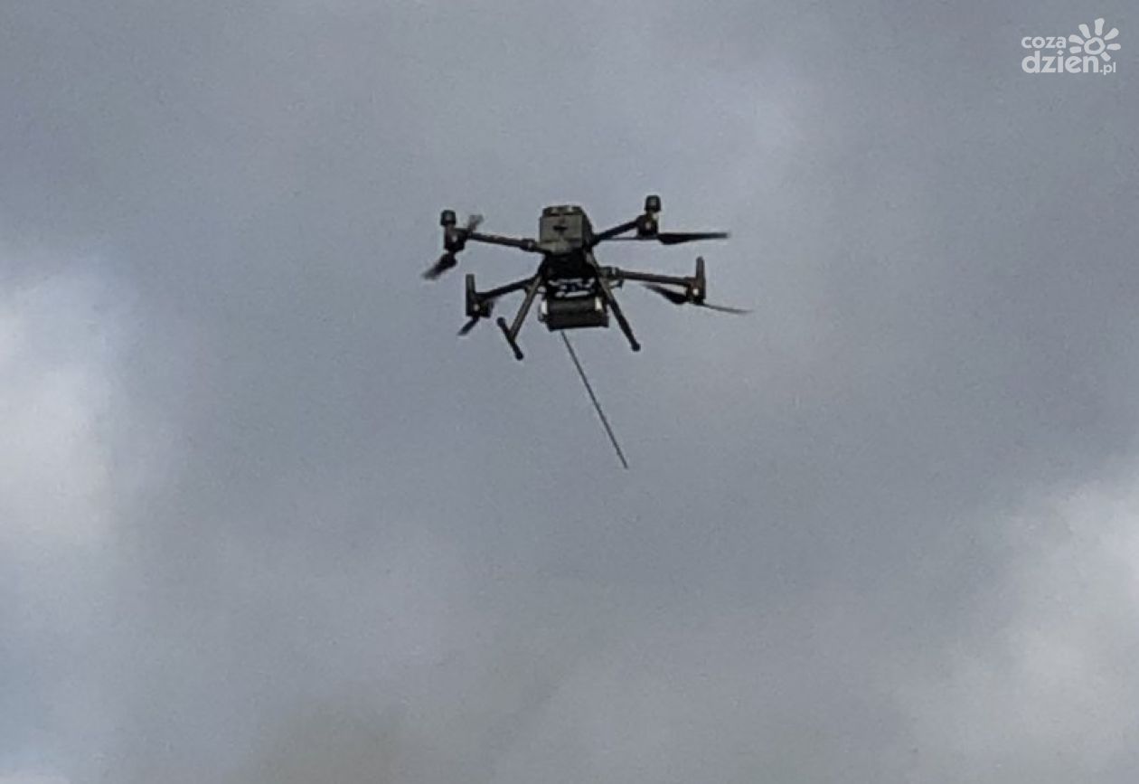 Dron rozdaje mandaty