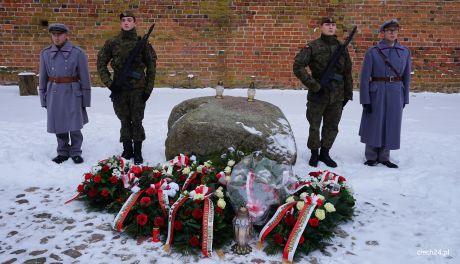 "Sprzeniewierzyli się III Rzeszy." Zamordowanych 80 lat temu Żołnierzy Armii Krajowej upamiętniono na dziedzińcu Zamku Książąt Mazowieckich w Ciechanowie