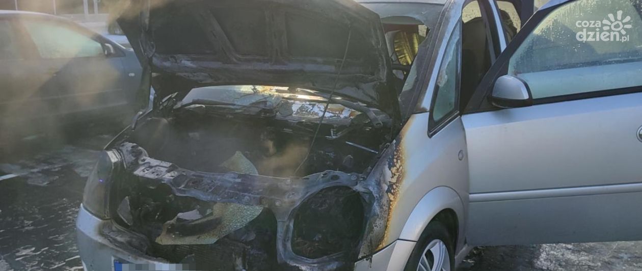 Auto paliło się przy centrum handlowym