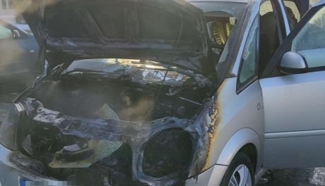 Palił się samochód osobowy. Strażacy interweniowali na placu centrum handlowego przy Niechodzkiej w Ciechanowie