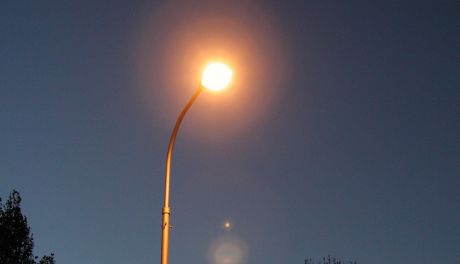 Tam lampy świecą bez żadnych ograniczeń. Maków nie oszczędza na oświetleniu