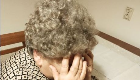 Seniorzy wciąż stają się ofiarami oszustów. Można pomóc im wytłumaczyć na co maja uważać