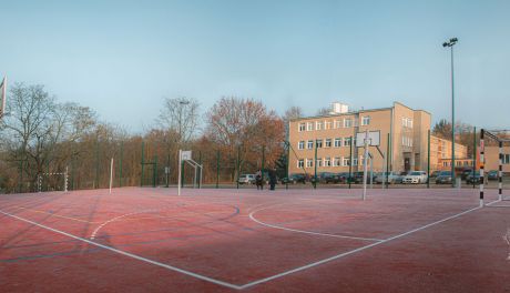 Boisko przy Zespole Szkół nr 2 w Ciechanowie jest już gotowe do użytku. Na uroczyste otwarcie trzeba poczekać