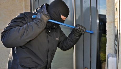 Włamują się do mieszkań w Ciechanowie. Policja ostrzega