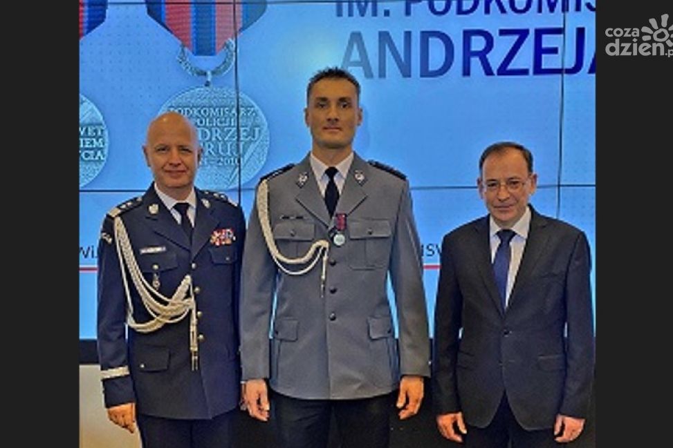 Policjant z Glinojecka bohaterem. Wyniósł mężczyznę z płonącego budynku