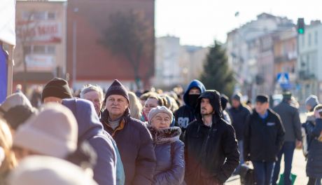 Tłumy w centrum Ciechanowa. Kolejka po budki i karmę dla ptaków nie miała końca