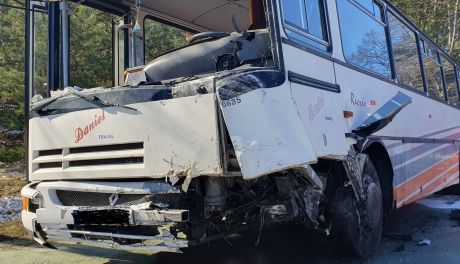 2 osoby nie żyją, 3 są poszkodowane. Osobówka wpadła w poślizg i zderzyła się czołowo z autobusem