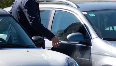 Kradł, bo nigdzie nie pracuje. Polował na niezamknięte auta