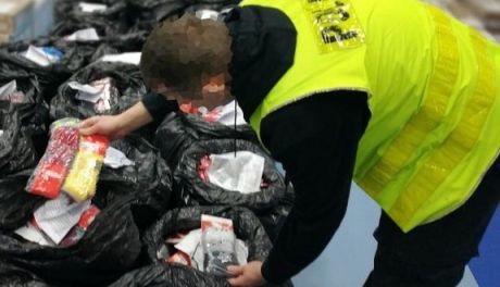 To nie ubrania światowych marek, a podróbki warte tysiące. Bezlitosna kontrola na miejskim targowisku
