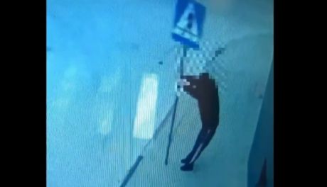 Przeszkadzało mu wszystko. Powywracał kosze, stoczył bój ze znakiem, oderwał rynnę i uszkodził elewację (wideo)