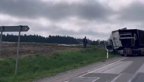 Korki w stronę Ciechanowa. Tir w rowie, utrudnienia potrwają nawet kilka godzin