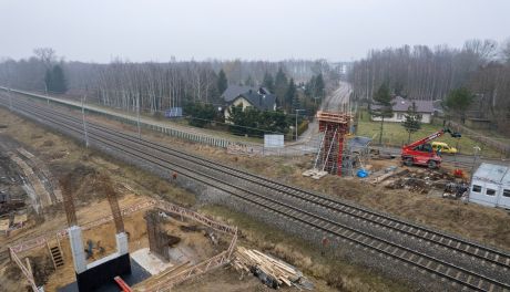 Montują wiadukt nad torami, autobusy zastępcze zamiast pociągów