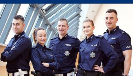 Ciechanowscy policjanci zachęcają maturzystów do pracy w służbach mundurowych