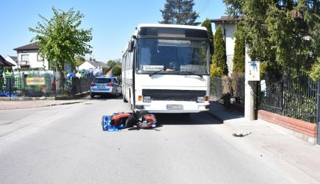 Chwila nieuwagi i nieszczęście gotowe. Seniorka wjechała wprost pod autobus