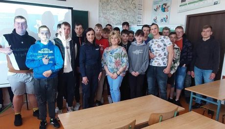Policjanci ostrzegają przed cyberprzemocą. Spotkania profilaktyczne w szkołach w powiecie ciechanowskim