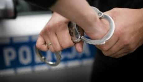 Zatrzymanie kierowcy z zakazem prowadzenia pojazdów - odkryto amfetaminę w jego samochodzie