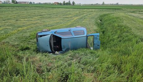 Dachowanie w Mchowie! Pijany kierowca spowodował kolizję łamiąc sądowy zakaz 