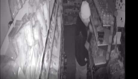 [Film] Włamanie do sklepu spożywczego w Mławie. Policja apeluje o pomoc w identyfikacji sprawcy i zabezpieczenie lokali