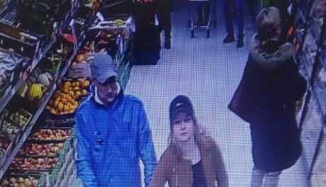 Sprawców kradzieży w ciechanowskim supermarkecie poszukuje policja