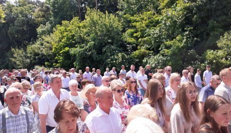 [fotorelacja] Biskup Milewski swoją obecnością uświetnia uroczystość Bożego Ciała w Krasnem i podkreśla znaczenie polskiej tradycji katolickiej